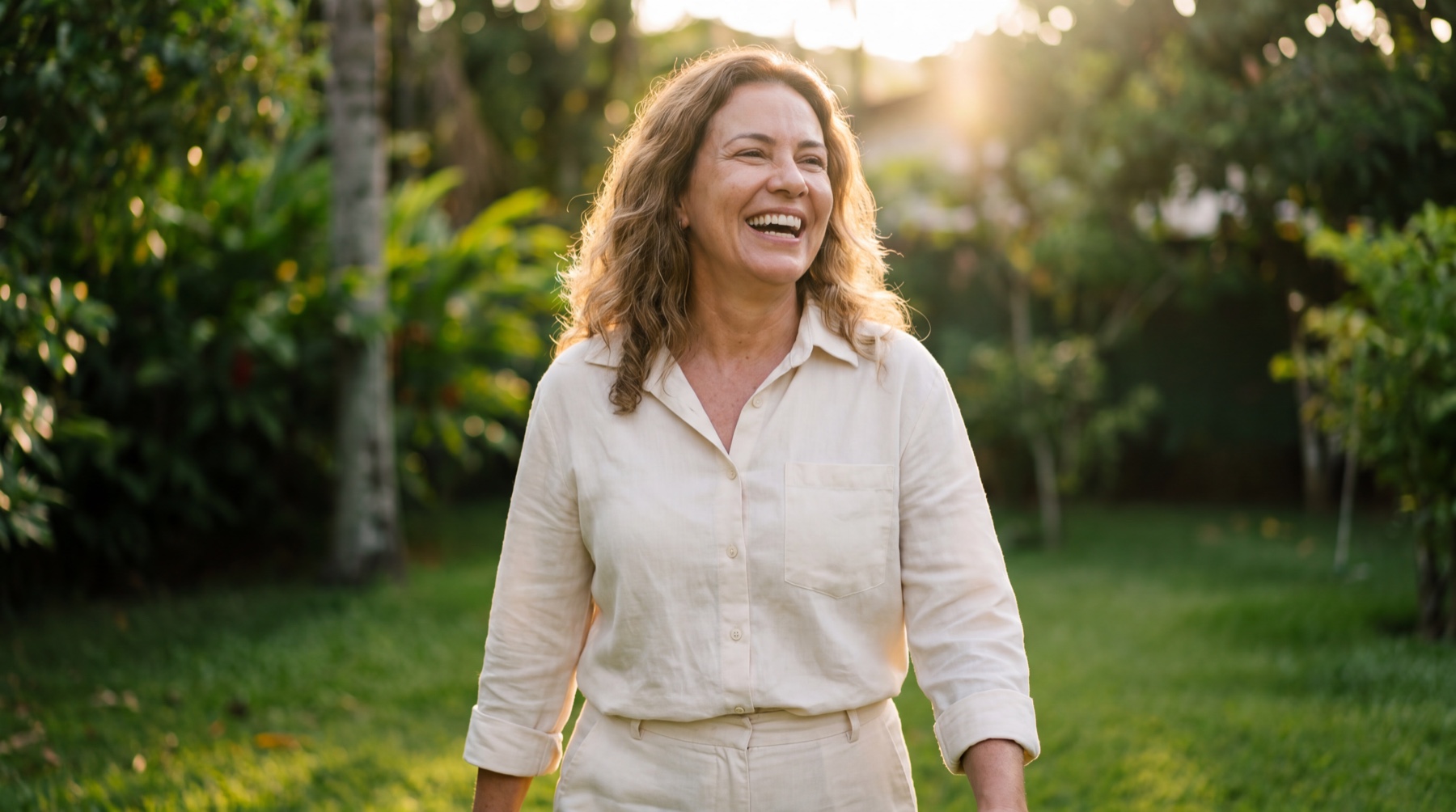 Mulher radiante com energia e disposição de volta